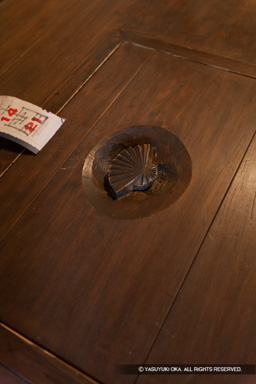 聚遠亭の床下の抜け穴 | 高解像度画像サイズ：3328 x 4992 pixels | 写真番号：VJ7Z0561 | 撮影：Canon EOS-1Ds Mark II