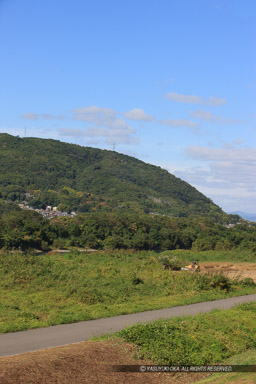 淀川から天王山城（山崎城）を望む｜高解像度画像サイズ：3744 x 5616 pixels｜写真番号：1P3J7902｜撮影：Canon EOS-1Ds Mark III