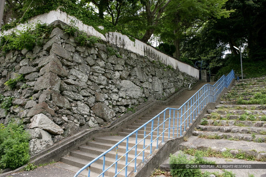 家老屋敷跡石垣と旧石階段