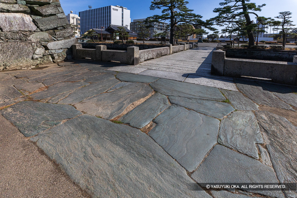 青石の石畳・大手口