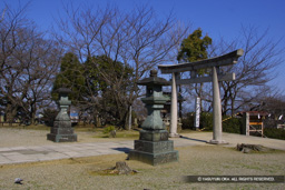 本丸にあった鳥居と参道・2002年撮影 | 高解像度画像サイズ：1440 x 960 pixels | 写真番号：183-8362_IMG | 撮影：Canon EOS D30