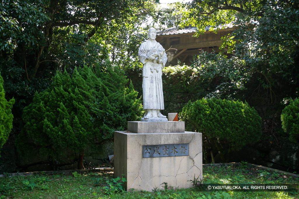 鈴木重成公・石像