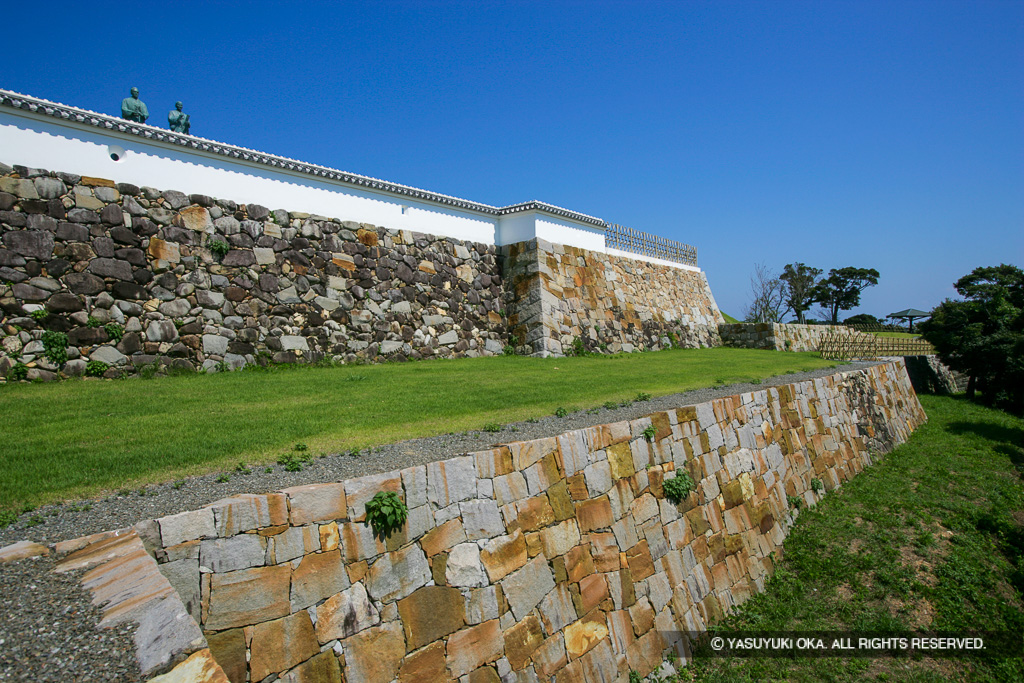 二の丸石垣と土塀