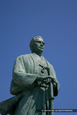 勝海舟銅像 | 高解像度画像サイズ：3328 x 4992 pixels | 写真番号：VJ7Z1818 | 撮影：Canon EOS-1Ds Mark II