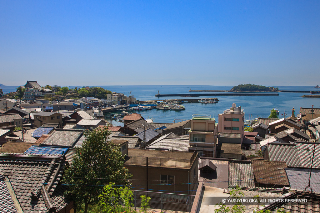 本丸跡から大可島城と鞆の浦を望む