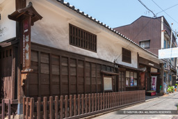 福山城の移築長屋門（鞆の浦） | 高解像度画像サイズ：5565 x 3710 pixels | 写真番号：1P3J5229 | 撮影：Canon EOS-1Ds Mark III