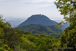 太閤ヶ平から見る鳥取城久松山 | 高解像度画像サイズ:4832 x 3223 pixels | 写真番号:6F1A8167 | 撮影:Canon EOS R5m2