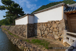 表門続き土塀と石垣 | 高解像度画像サイズ：8192 x 5464 pixels | 写真番号：6F1A8217 | 撮影：Canon EOS R5m2