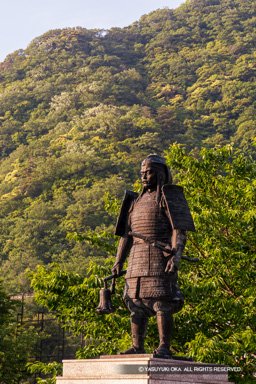 吉川経家公銅像（鳥取城址） | 高解像度画像サイズ：5226 x 7835 pixels | 写真番号：6F1A8333 | 撮影：Canon EOS R5m2