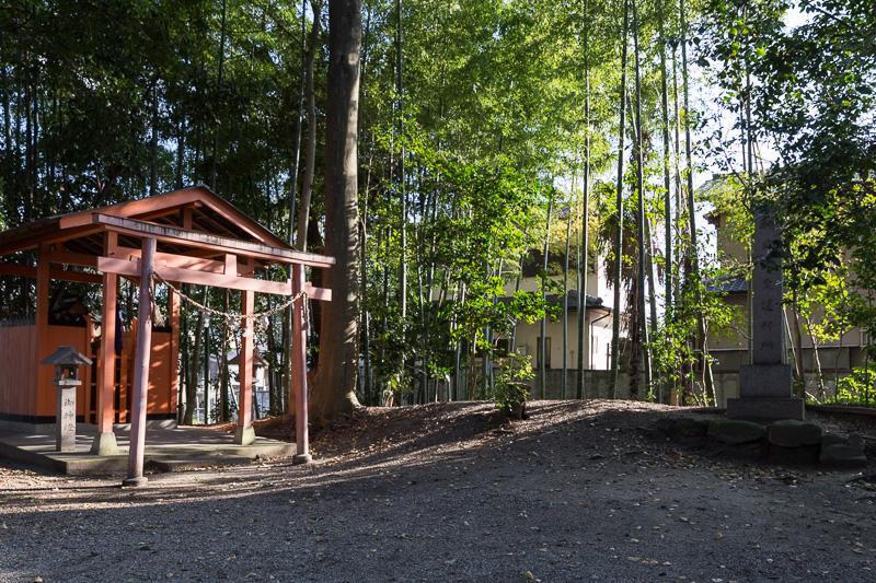 菅田比売神社境内の推定土塁