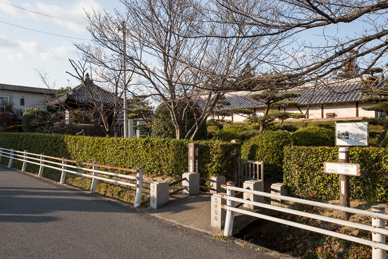 筒井順慶の墓・五輪塔覆堂