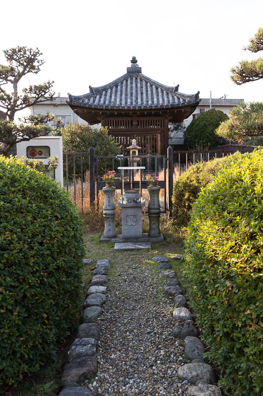 筒井順慶の墓・五輪塔覆堂