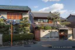 吉野街道と石碑への路地入口 | 高解像度画像サイズ:5394 x 3596 pixels | 写真番号:IMG_3043 | 撮影:Canon EOS 6D