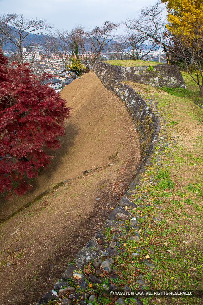 二の丸塁壁・会所櫓跡・紅葉