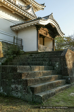 宇和島城天守玄関石段｜高解像度画像サイズ：2559 x 3847 pixels｜写真番号：53BS9072｜撮影：Canon EOS-1DS