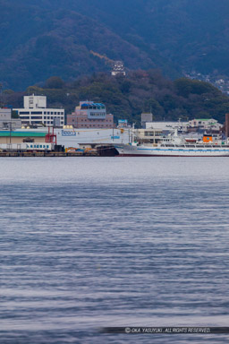 宇和島湾から望む宇和島城｜高解像度画像サイズ：4279 x 6419 pixels｜写真番号：5D4A6630｜撮影：Canon EOS 5D Mark IV