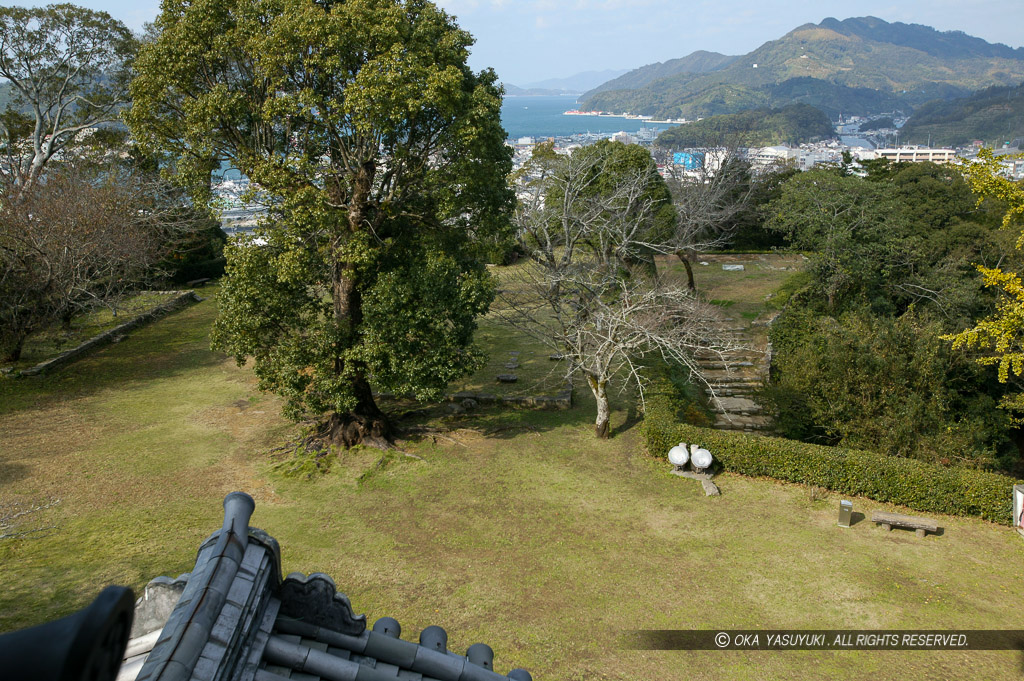宇和島城天守から本丸跡・二ノ丸跡を望む・楠の大木