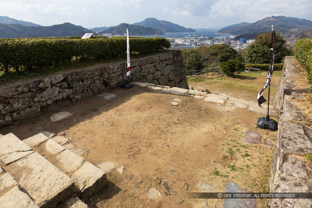 宇和島城一之御門跡から宇和島湾を望む