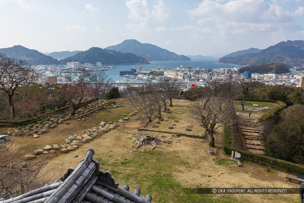 宇和島城天守から宇和島湾を望む