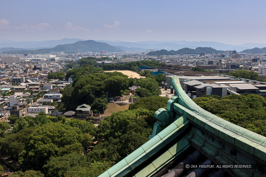 弥勒寺山城を望む