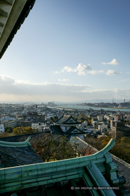 和歌山城天守から紀ノ川を望む|高解像度画像サイズ:2607 x 3919 pixels|写真番号:100-7863S53B|撮影:Canon EOS-1DS