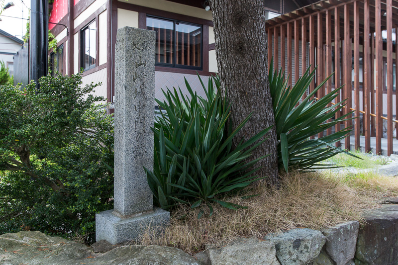 山崎城中門の跡石碑