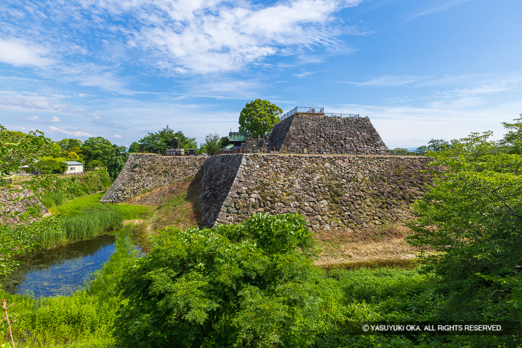本丸石垣と天守台・夏
