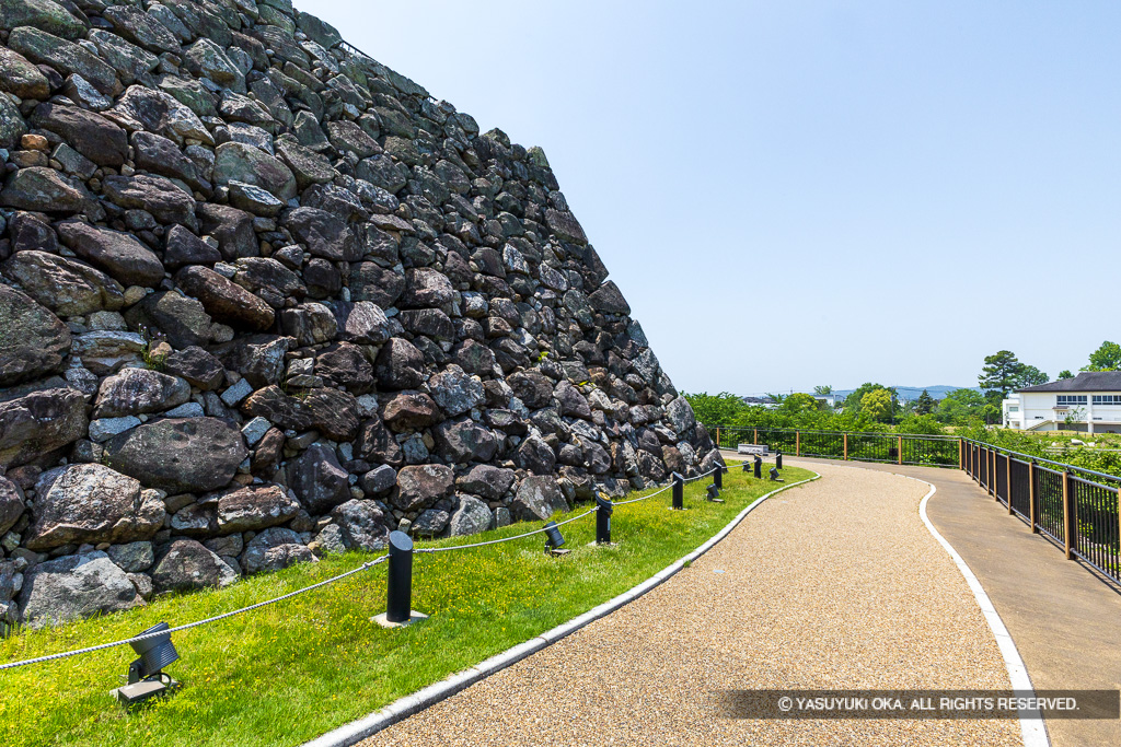 天守台北面と帯曲輪