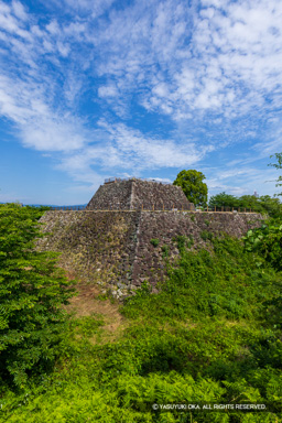 本丸石垣と天守台・夏 | 高解像度画像サイズ：5464 x 8192 pixels | 写真番号：6F1A0472 | 撮影：Canon EOS R5m2