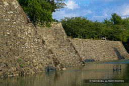 内掘と石垣 | 高解像度画像サイズ：4992 x 3328 pixels | 写真番号：VJ7Z1663 | 撮影：Canon EOS-1Ds Mark II