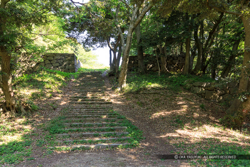 内膳丸跡に続く門跡