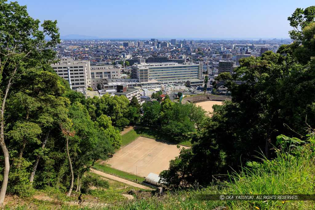 本丸登城路より三の丸（北西）を望む