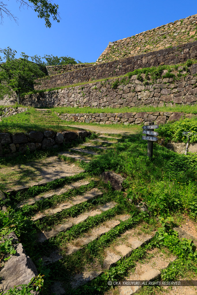 米子城本丸門跡と天守台