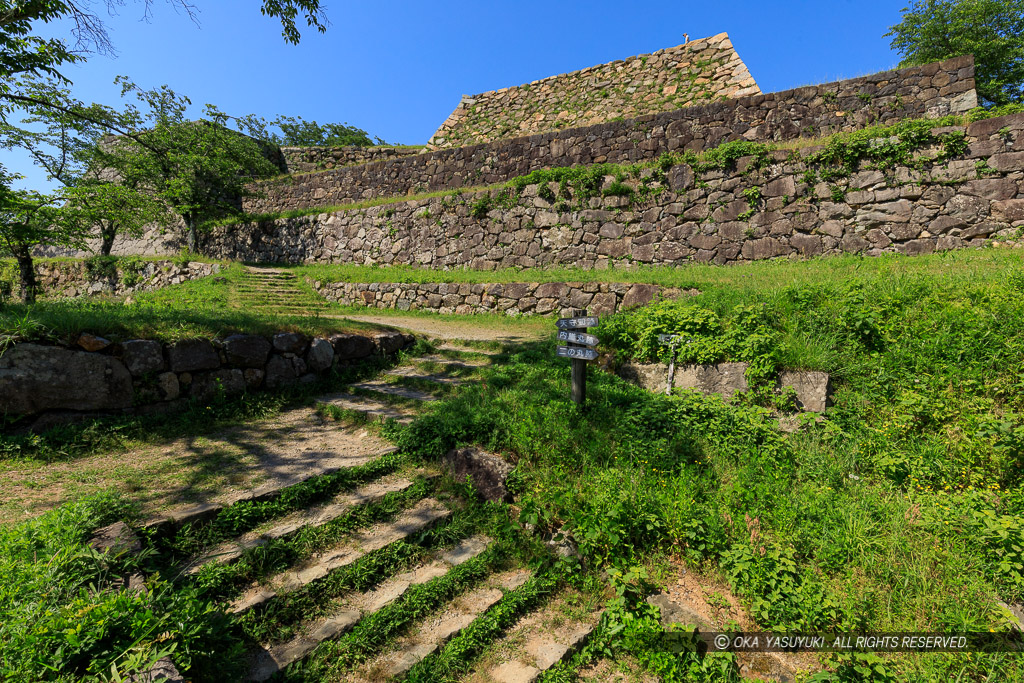 米子城本丸門跡と天守台