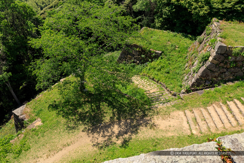 米子城本丸鉄門跡から見る登城路
