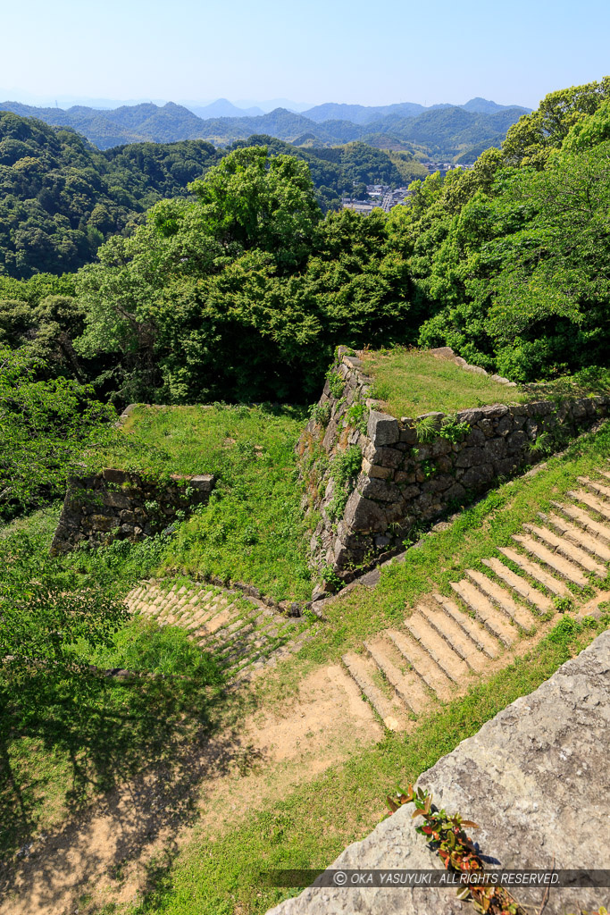 米子城本丸鉄門跡から見る登城路