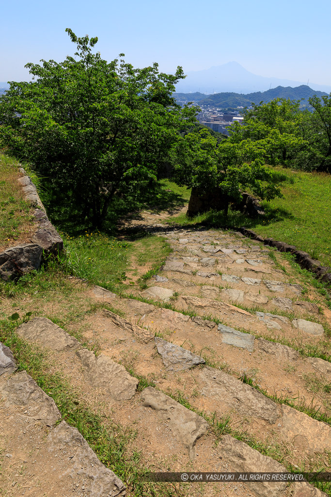 米子城本丸から鉄門跡に至る登城路