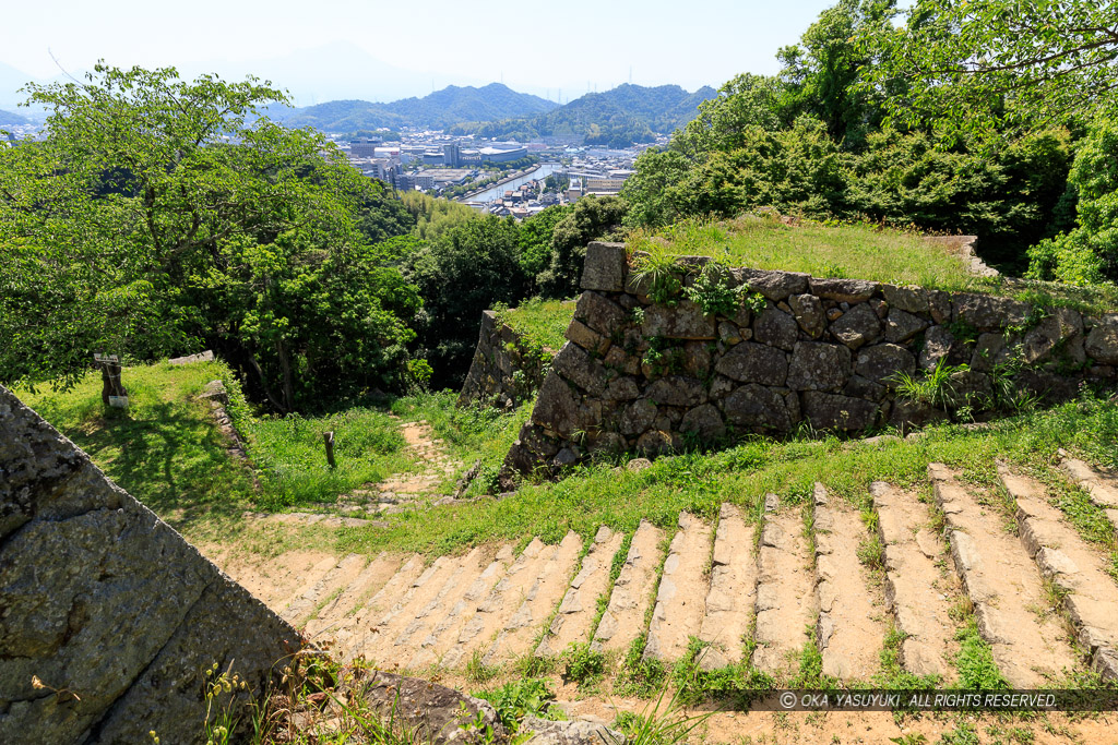 鉄門跡付近から番所方面