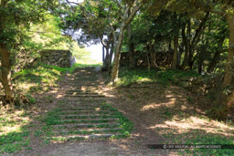 内膳丸跡に続く門跡|高解像度画像サイズ:6427 x 4285 pixels|写真番号:5D4A0733|撮影:Canon EOS 5D Mark IV