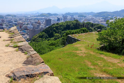 米子城本丸から四重櫓台を望む｜高解像度画像サイズ：6720 x 4480 pixels｜写真番号：5D4A0829｜撮影：Canon EOS 5D Mark IV