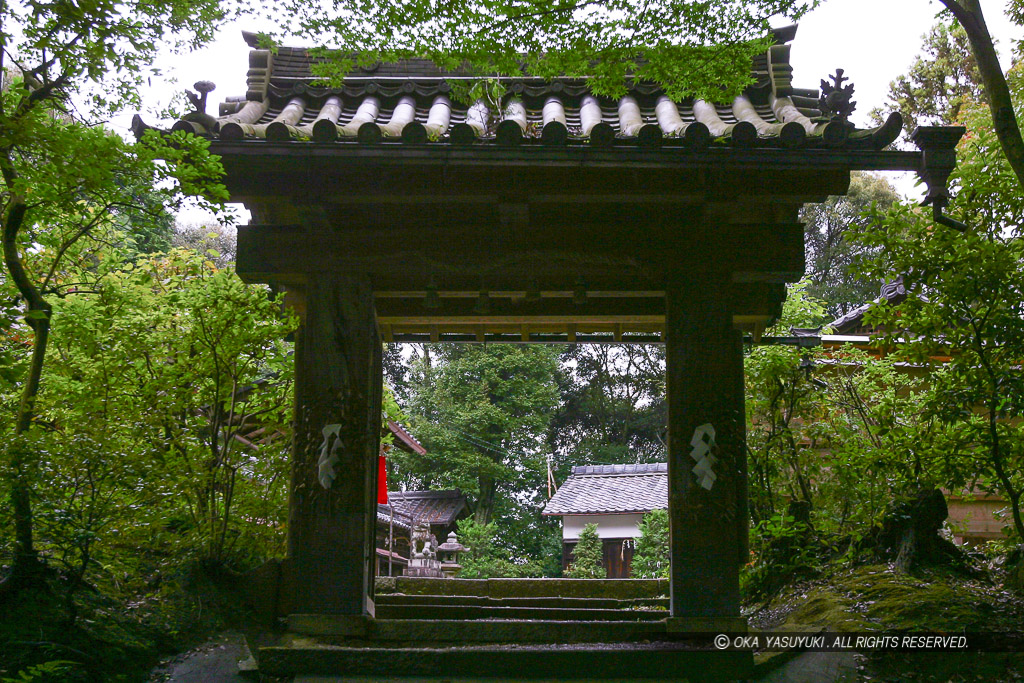 膳所城移築米倉門・近津尾神社