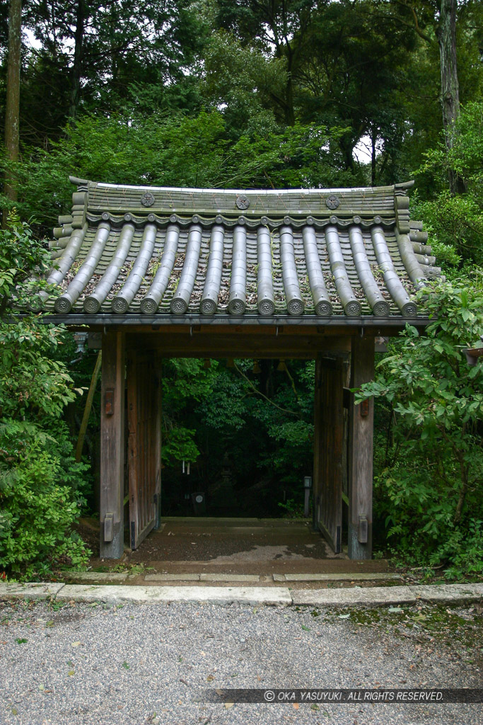 膳所城移築米倉門・近津尾神社