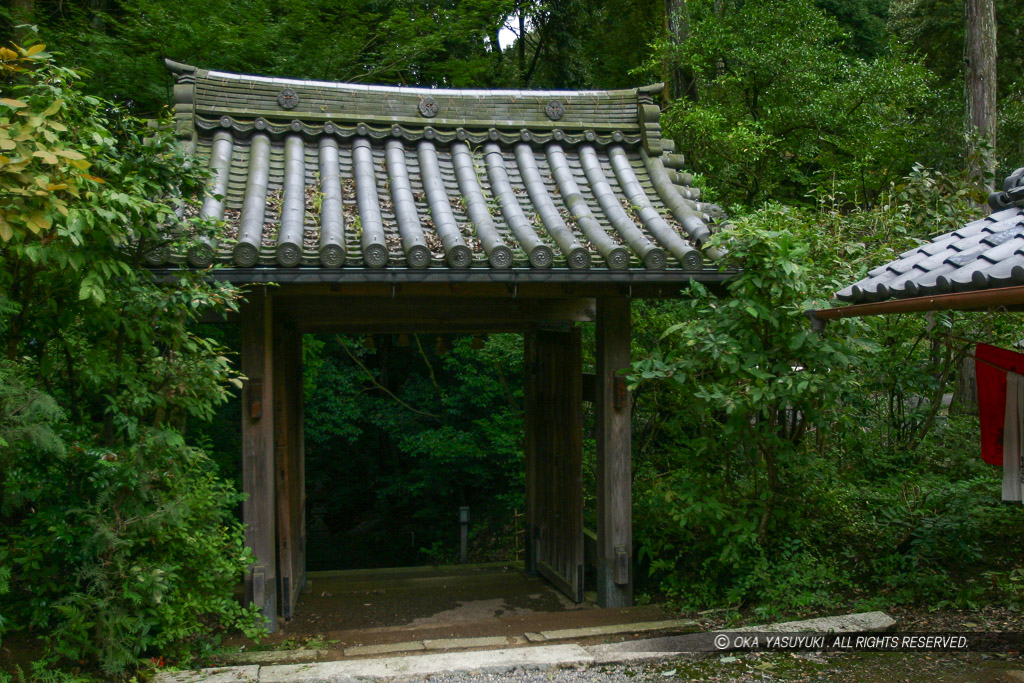 膳所城移築米倉門・近津尾神社