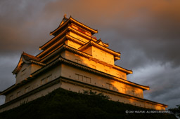 夕日に染まる会津若松城天守｜高解像度画像サイズ：4064 x 2704 pixels｜写真番号：100-5383S53B｜撮影：Canon EOS-1DS