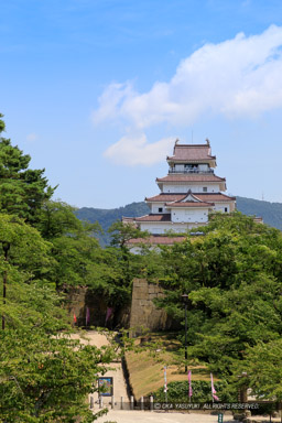 西出丸から望む会津若松城天守｜高解像度画像サイズ：4480 x 6720 pixels｜写真番号：5D4A9818｜撮影：Canon EOS 5D Mark IV