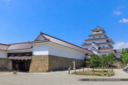 会津若松城天守と鉄門｜高解像度画像サイズ：5833 x 3889 pixels｜写真番号：5D4A9875｜撮影：Canon EOS 5D Mark IV