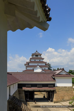 会津若松城天守と鉄門｜高解像度画像サイズ：4320 x 6481 pixels｜写真番号：5D4A9884｜撮影：Canon EOS 5D Mark IV