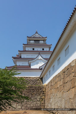 会津若松城の南走長屋と天守｜高解像度画像サイズ：3988 x 5983 pixels｜写真番号：5D4A9924｜撮影：Canon EOS 5D Mark IV