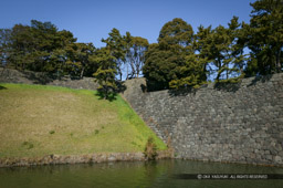 吹上御庭の塁壁｜高解像度画像サイズ：3987 x 2652 pixels｜写真番号：100-2645S53B｜撮影：Canon EOS-1DS