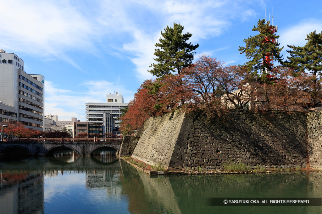 御本城橋・本丸石垣・水堀